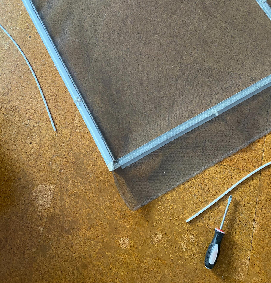 Výměna poškozené sítě proti hmyzu