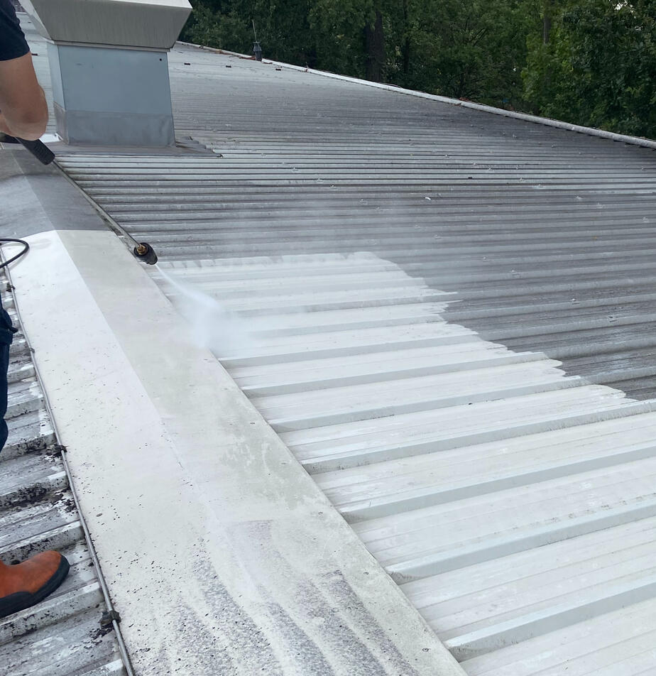 Čištění plechové střechy